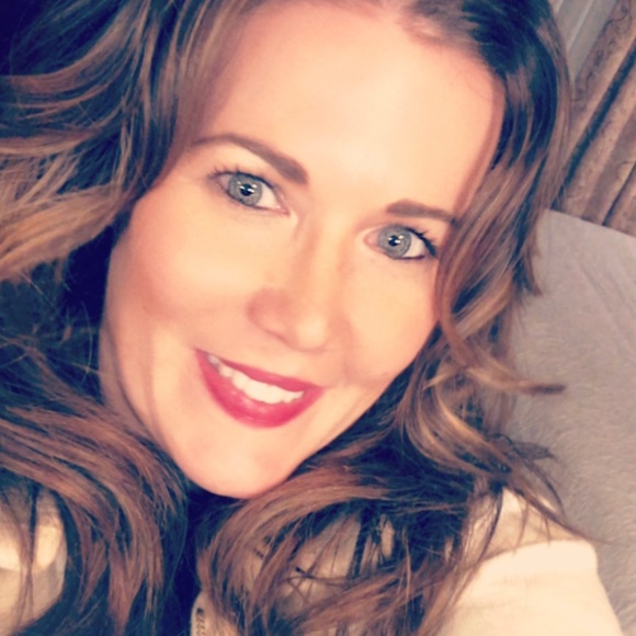 Meet your Posher, Stephanie - Picture 3 of 5